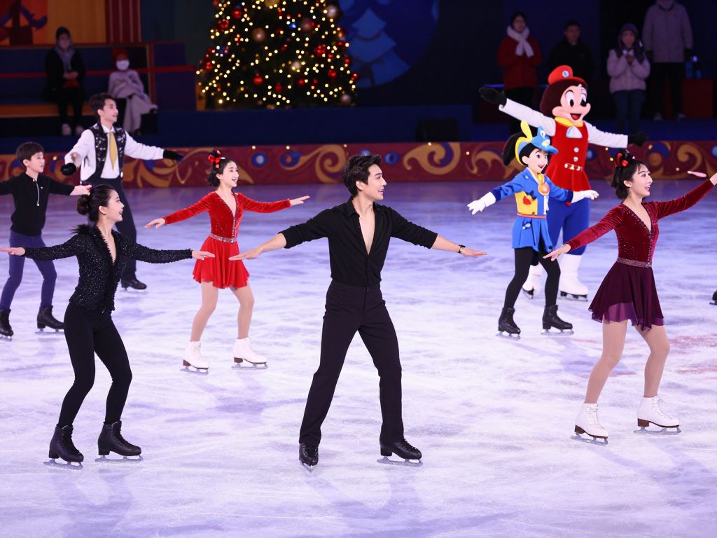 Families enjoying Disney On Ice performance in Phoenix