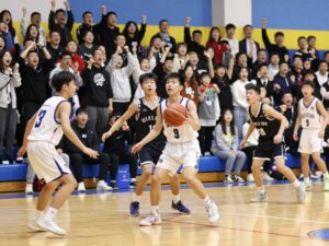 Dynamic high school basketball game in Arizona